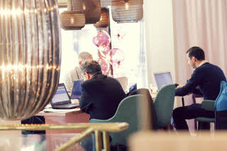 Personer jobber i lounge